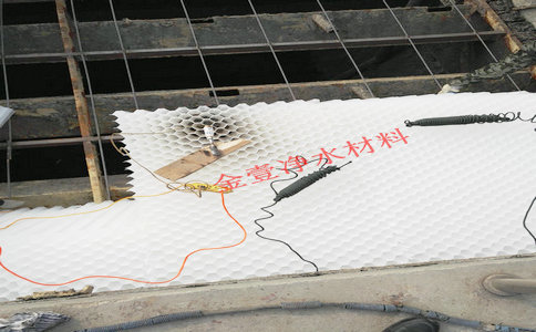鞏義市金壹凈水材料有限公司工作人員在進行蜂窩斜管池內組裝